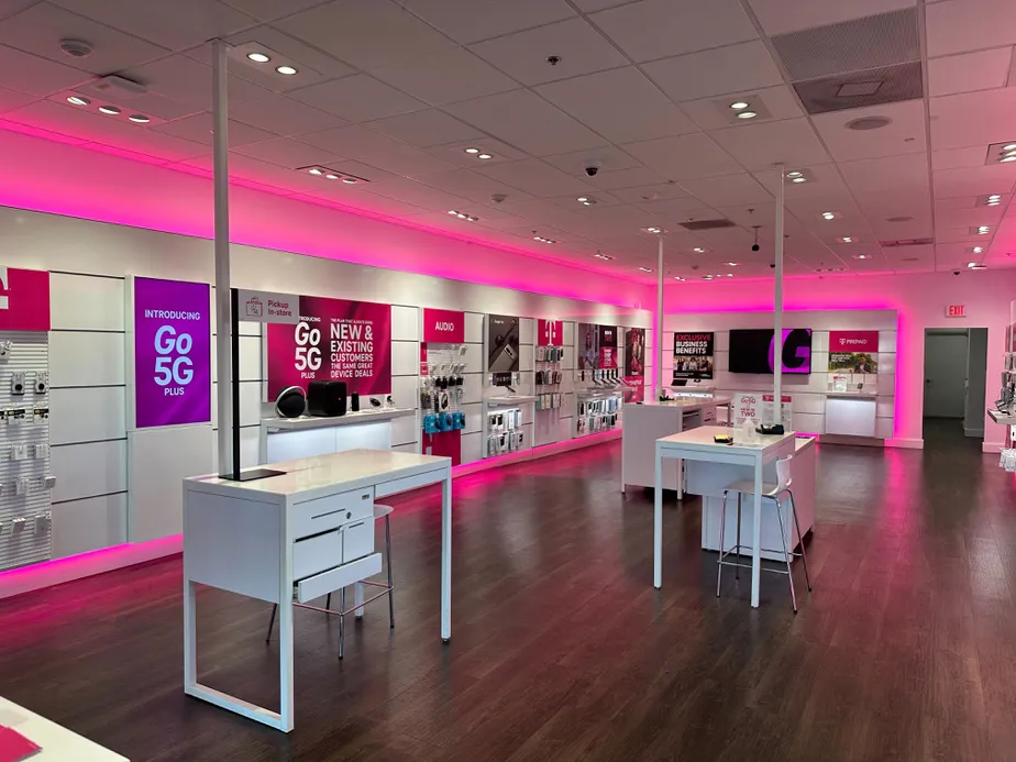 Foto del interior de la tienda T-Mobile en Jax Beach, Jacksonville, FL