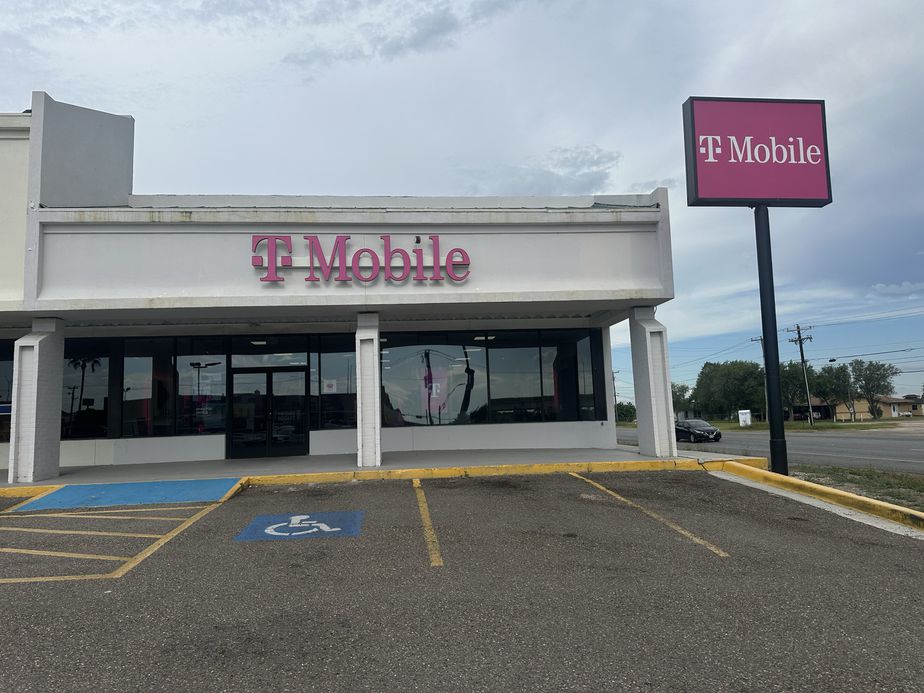 Exterior photo of T-Mobile Store at E Hidalgo Ave and Frontage Rd, Raymondville, TX