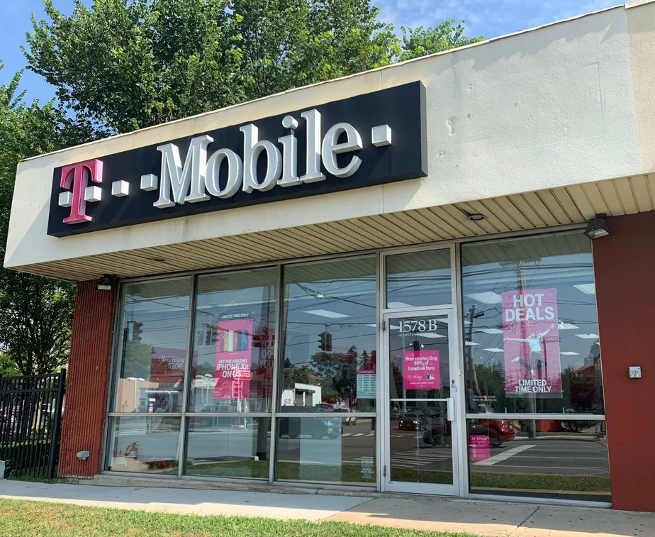 Foto del exterior de la tienda T-Mobile en Hempstead Tnpk & Belmont Blvd 2, Elmont, NY