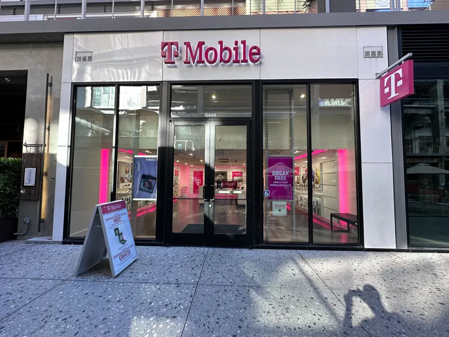 Foto del exterior de la tienda T-Mobile en The Bloc, Los Angeles, CA