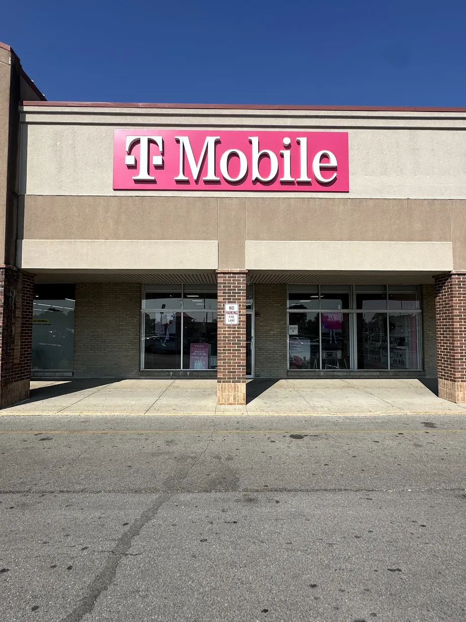  Exterior photo of T-Mobile Store at East St & E Sumner Ave, Indianapolis, IN 