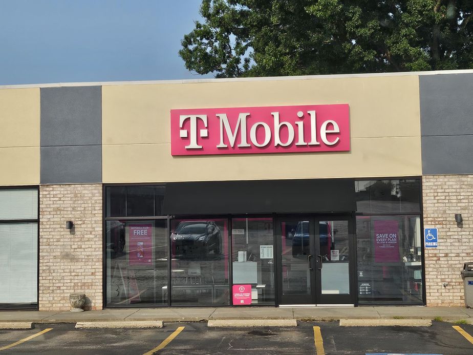 Exterior photo of T-Mobile Store at W Jesse James Rd & Corum Rd, Excelsior Springs, MO