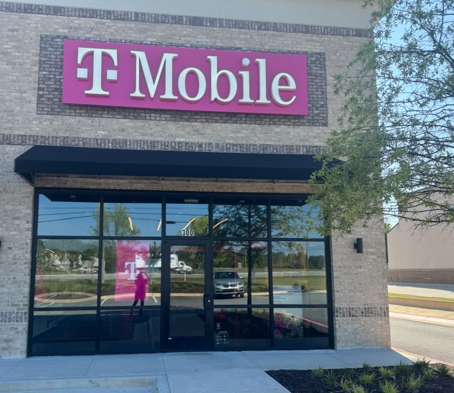 Exterior photo of T-Mobile Store at Senoia & Meadow Glen, Fairburn, GA