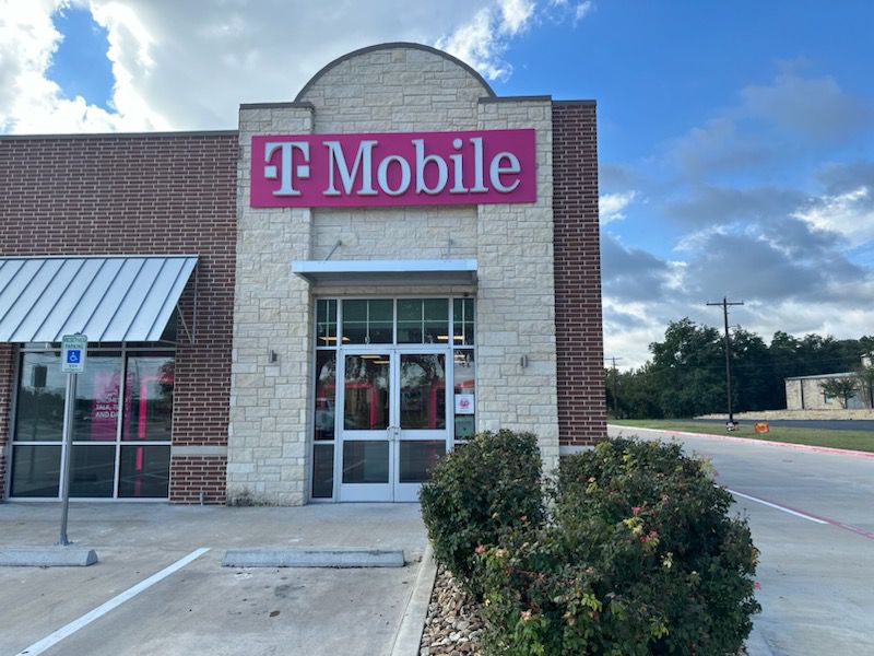 Exterior photo of T-Mobile Store at US 190 & Fourth, Lampasas, TX