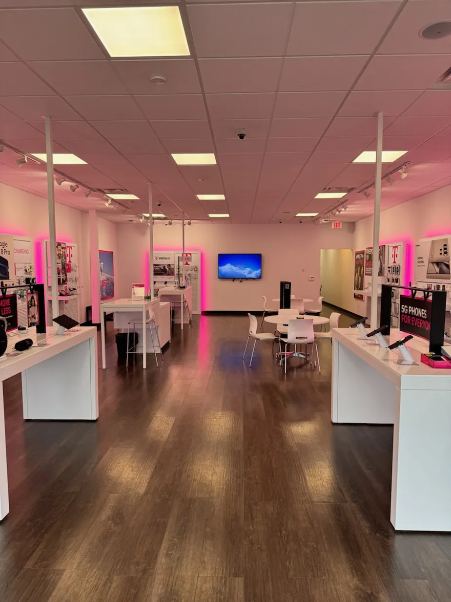 Foto del interior de la tienda T-Mobile en Warrenton & Stafford Lakes, Fredericksburg, VA