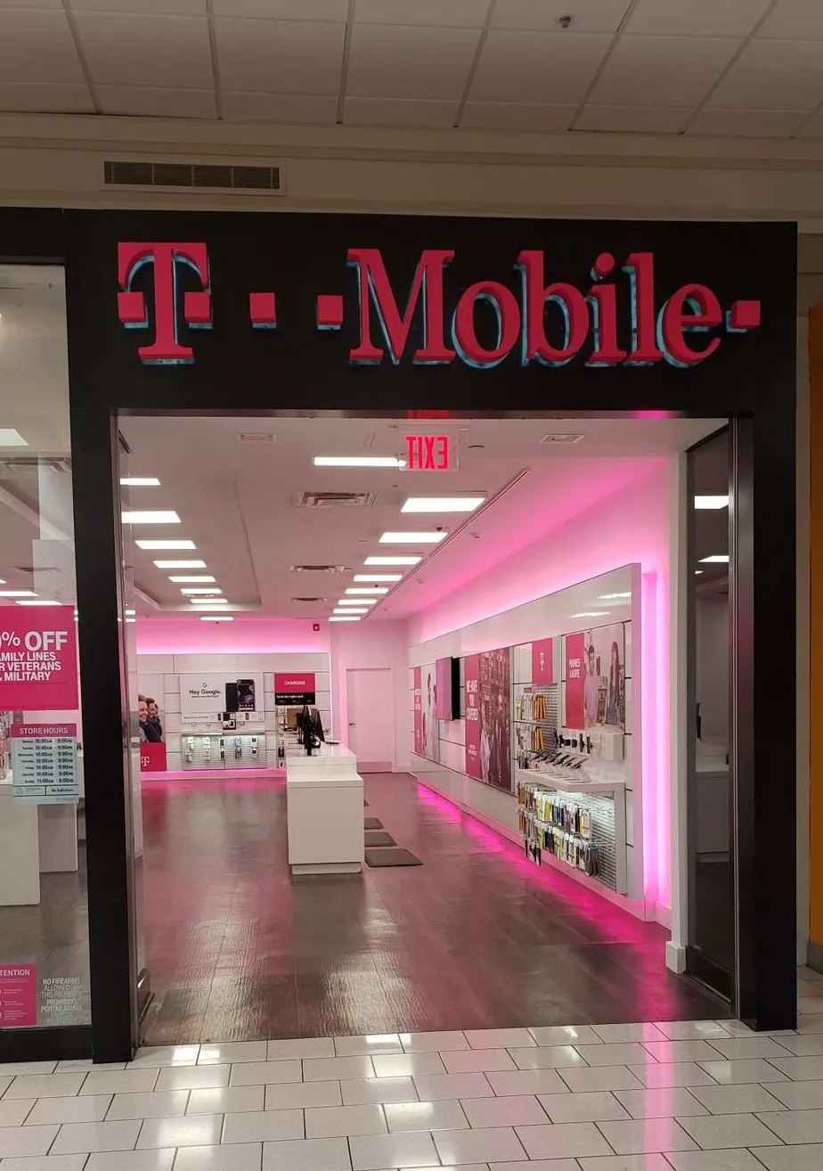 Foto del exterior de la tienda T-Mobile en Salmon Run Mall 4, Watertown, NY