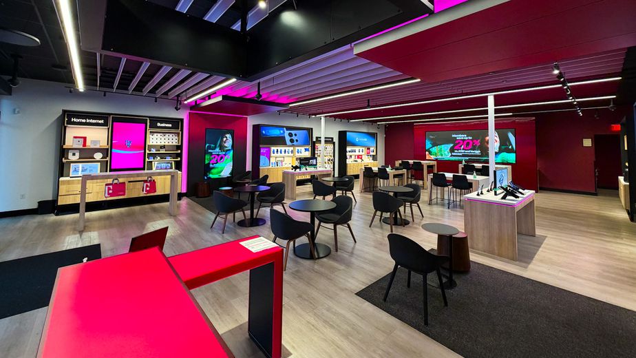 Foto del interior de la tienda T-Mobile en Rainbow & 215, Las Vegas, NV