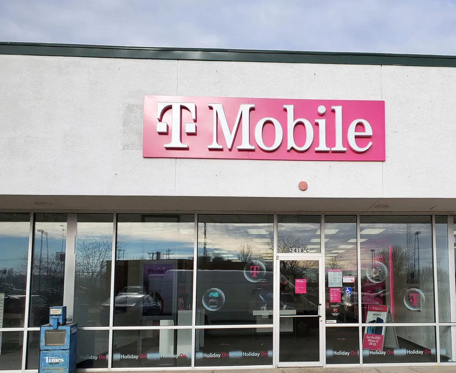 Exterior photo of T-Mobile store at Virginia Ave & S 25th St, Clinton, IA