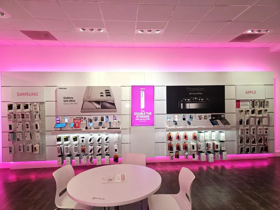 Foto del interior de la tienda T-Mobile en Richmond Ave & Rockland Ave, Staten Island, NY