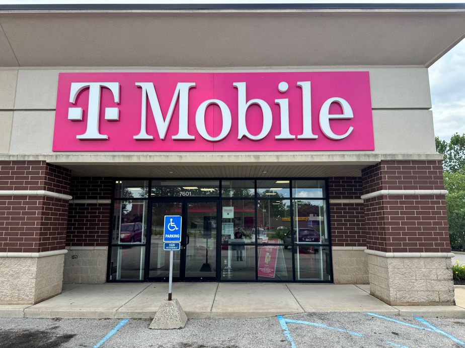 Exterior photo of T-Mobile Store at Rt 27 & Tillman, Ft Wayne, IN