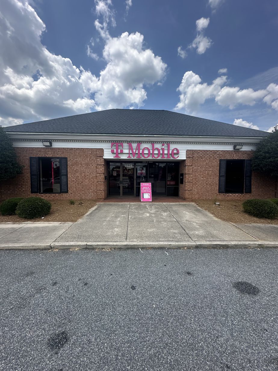 Exterior photo of T-Mobile Store at Randolph St & Julian Ave, Thomasville, NC