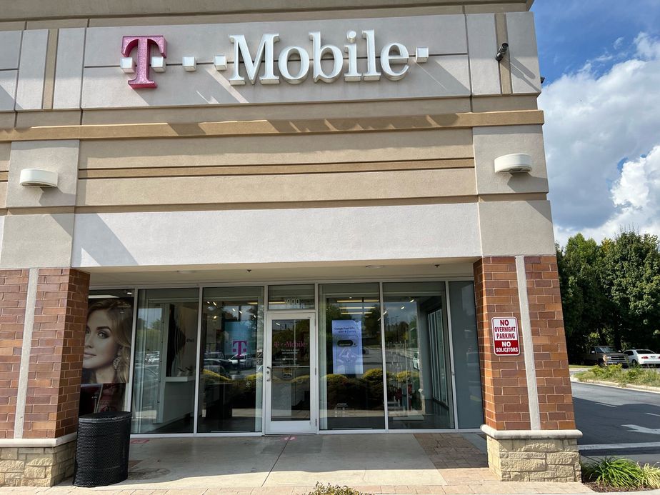 Exterior photo of T-Mobile Store at The Crossings Shopping Center, Smyrna, GA