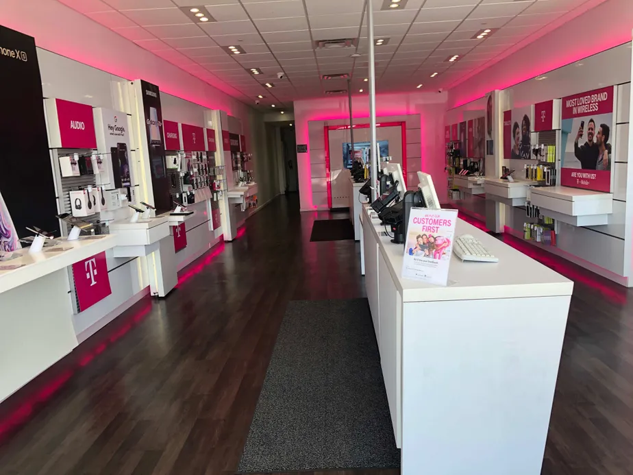Foto del interior de la tienda T-Mobile en York Rd & Gittings Ave, Baltimore, MD