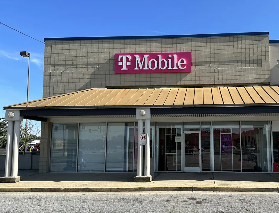 Exterior photo of T-Mobile Store at Watson Blvd & Carl Vinson Pkwy, Warner Robins, GA