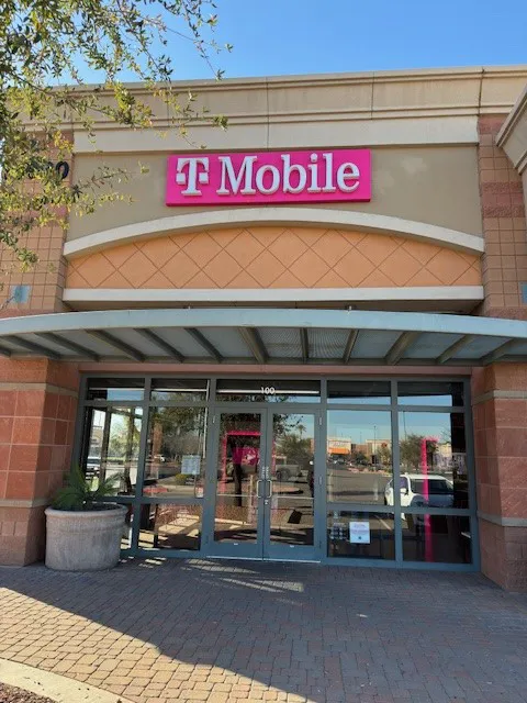 Foto del exterior de la tienda T-Mobile en 99th & Mcdowell, Avondale, AZ