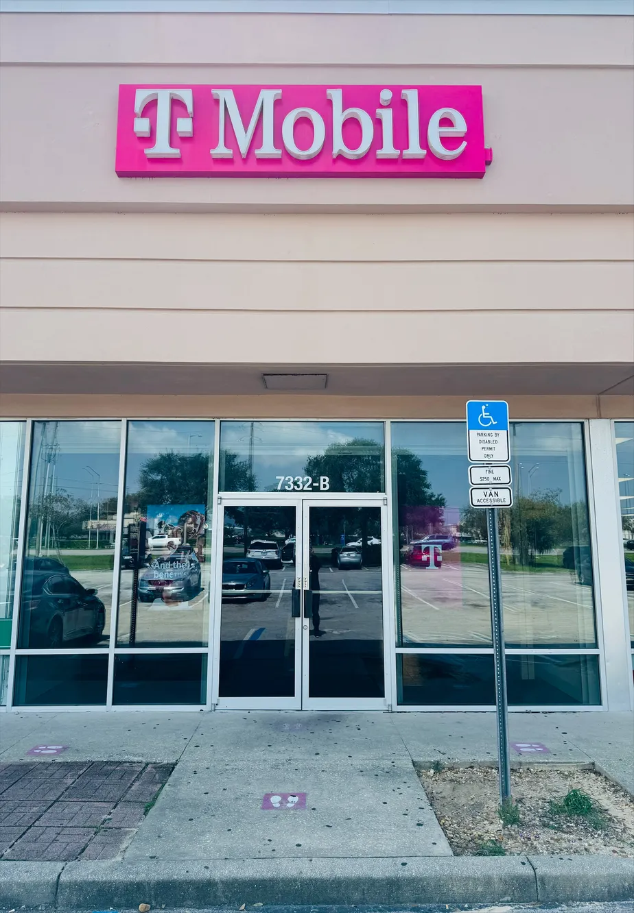  Exterior photo of T-Mobile Store at W Colonial Dr & Dorscher Rd, Orlando, FL 