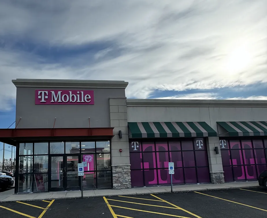  Exterior photo of T-Mobile Store at HWY 173 & Orlando St, Machesney Park, IL 