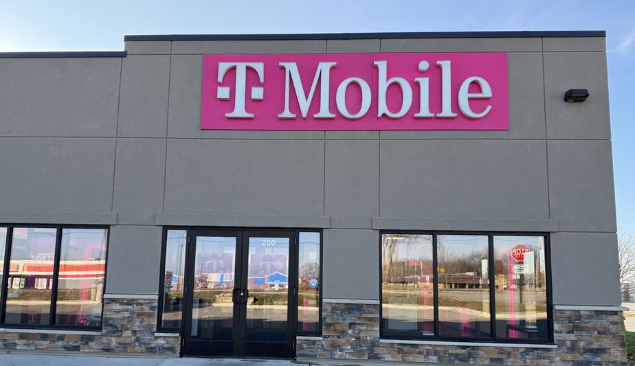 Exterior photo of T-Mobile Store at 18th Ave NW & 14th St NW, Austin, MN