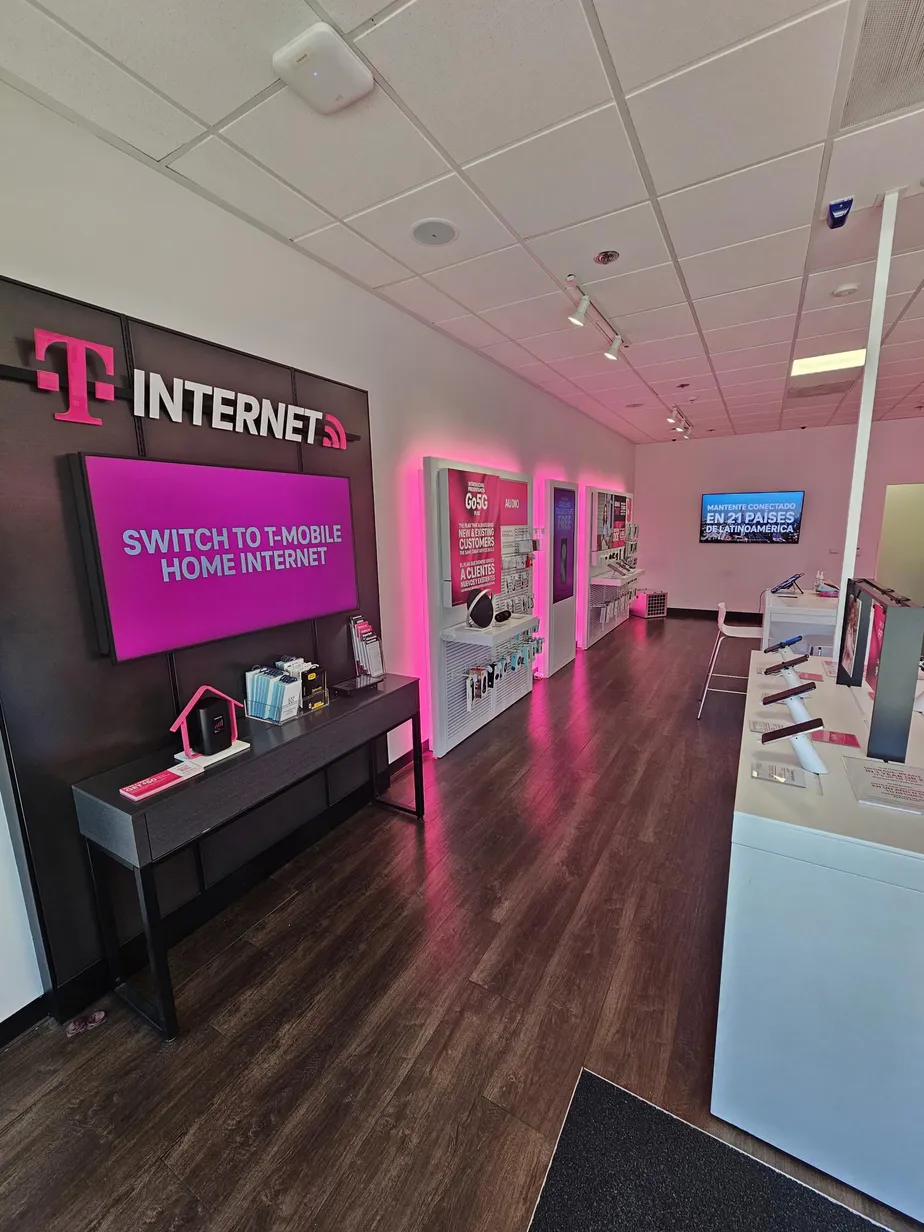 Foto del interior de la tienda T-Mobile en W Cleveland Ave & N Schnoor St, Madera, CA