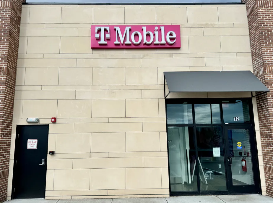 Foto del exterior de la tienda T-Mobile en Capitol Shopping Center, Concord, NH