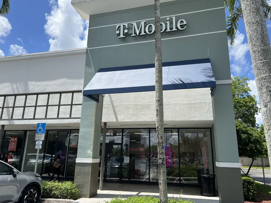  Exterior photo of T-Mobile Store at Sunrise Blvd & NW 20th Ct, Plantation, FL 