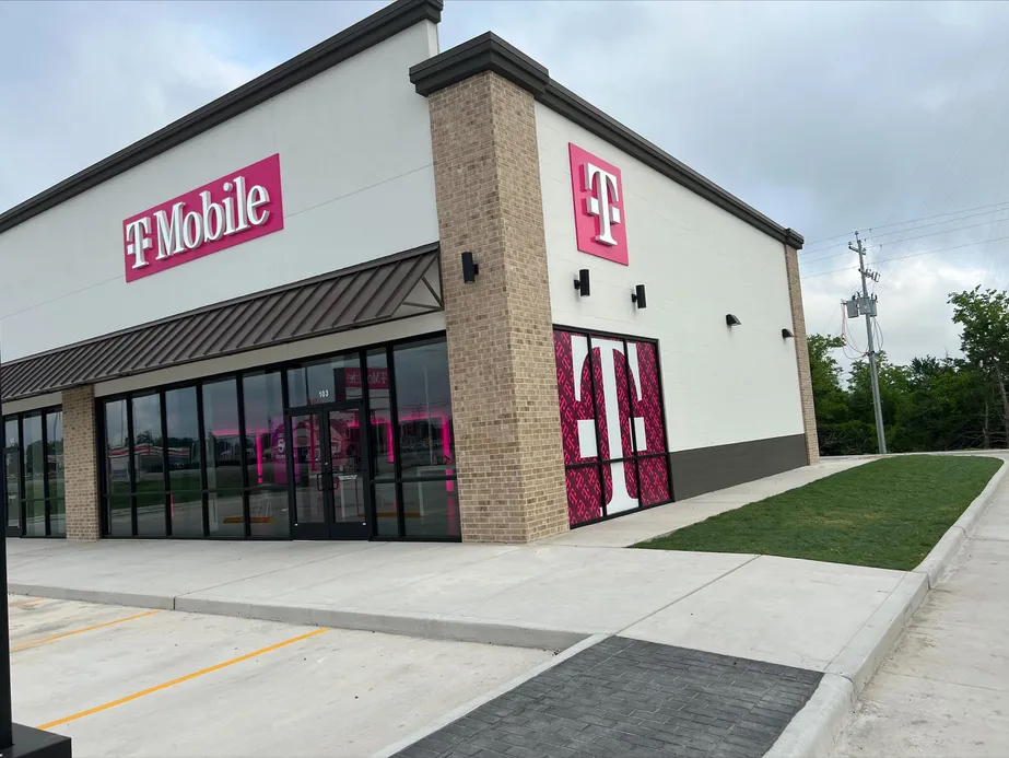 Foto del exterior de la tienda T-Mobile en US 290 & E Hempstead St, Giddings, TX