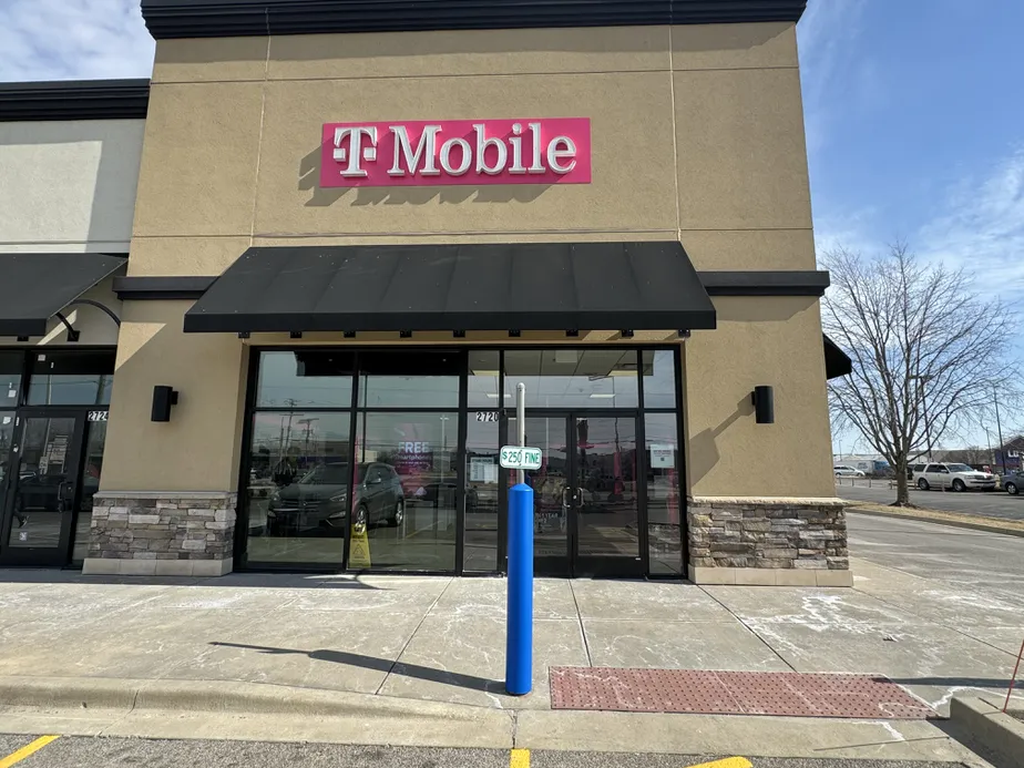  Exterior photo of T-Mobile Store at Springfield Dirksen, Springfield, IL 