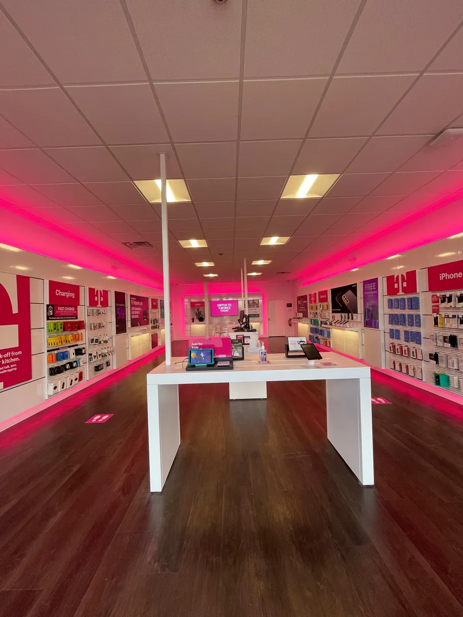 Foto del interior de la tienda T-Mobile en E Tyler St & Flat Creek Rd, Athens, TX