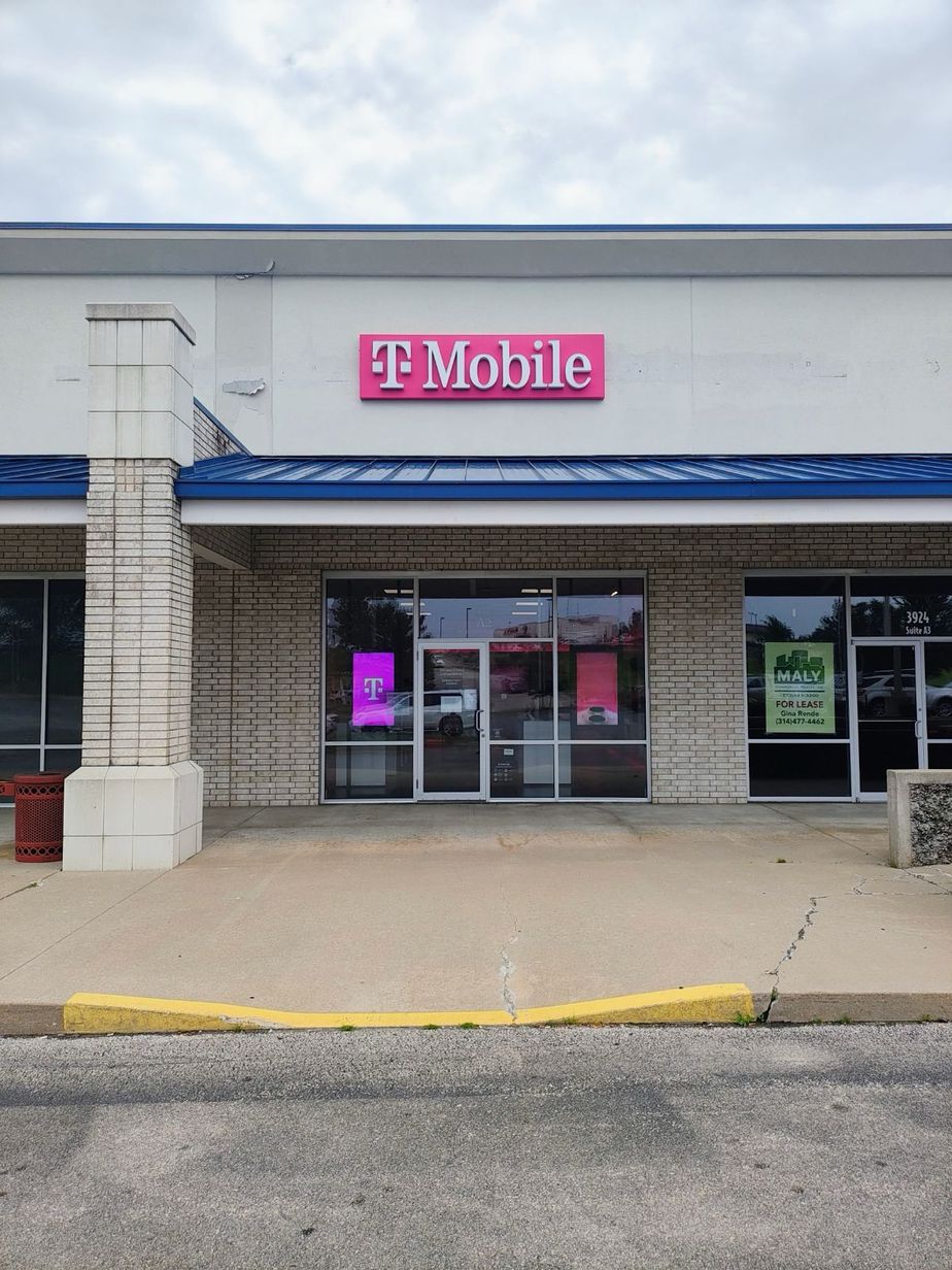Exterior photo of T-Mobile Store at Jr Prewitt Pkwy & Goldie Pearl Blvd, Osage Beach, MO