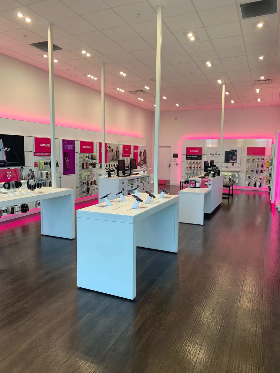 Foto del interior de la tienda T-Mobile en Texas & Cement Hill 2, Fairfield, CA