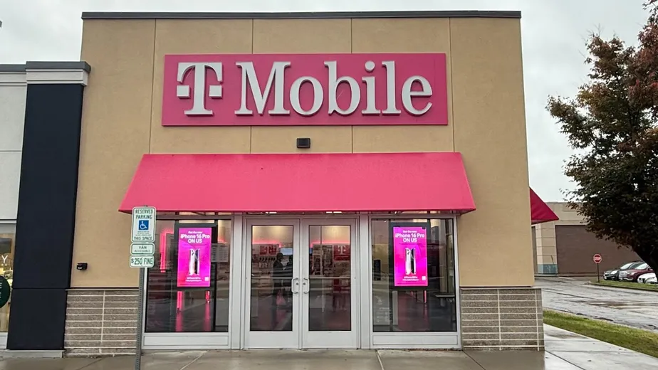  Exterior photo of T-Mobile Store at Main & Mckinney, Carbondale, IL 