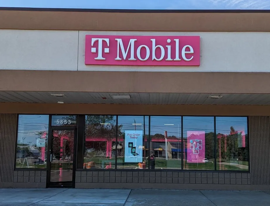  Exterior photo of T-Mobile Store at West Saginaw Hwy & Mall Dr, lansing, MI 