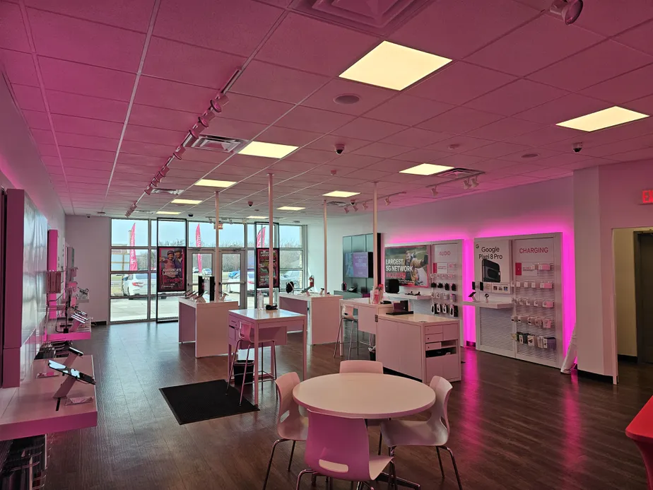  Interior photo of T-Mobile Store at Main & Radio, Durant, OK 