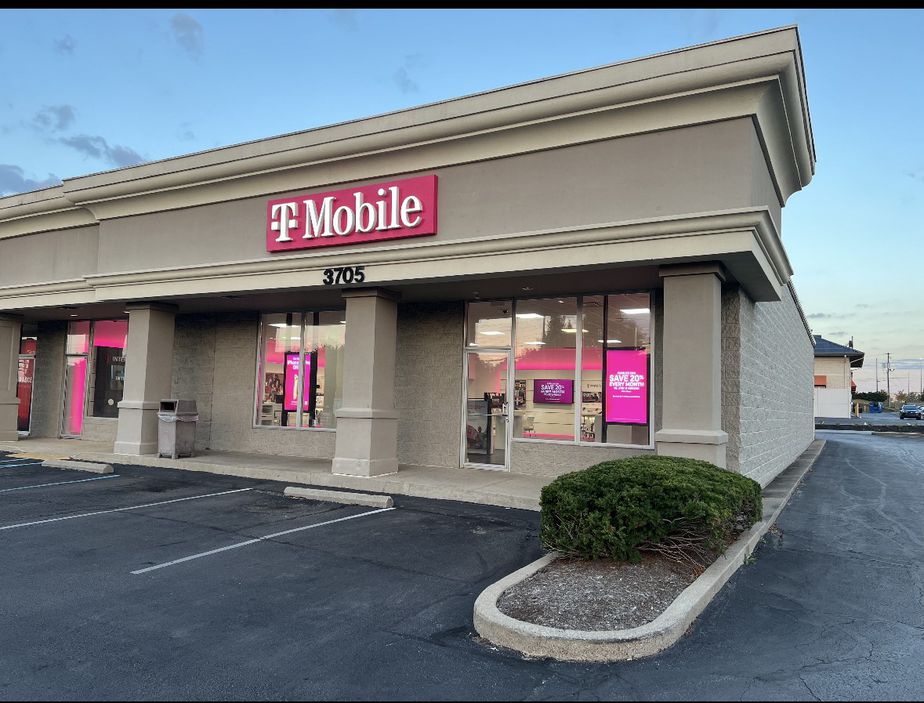 Exterior photo of T-Mobile Store at Fayette Plaza, Lexington, KY