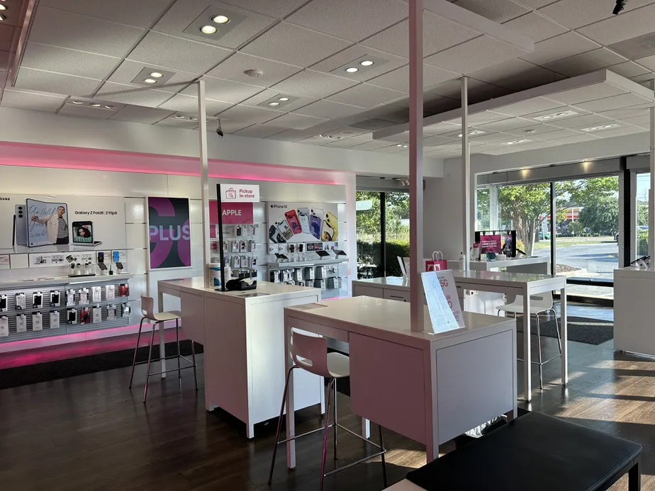 Foto del interior de la tienda T-Mobile en Woodyard Road, Clinton, MD