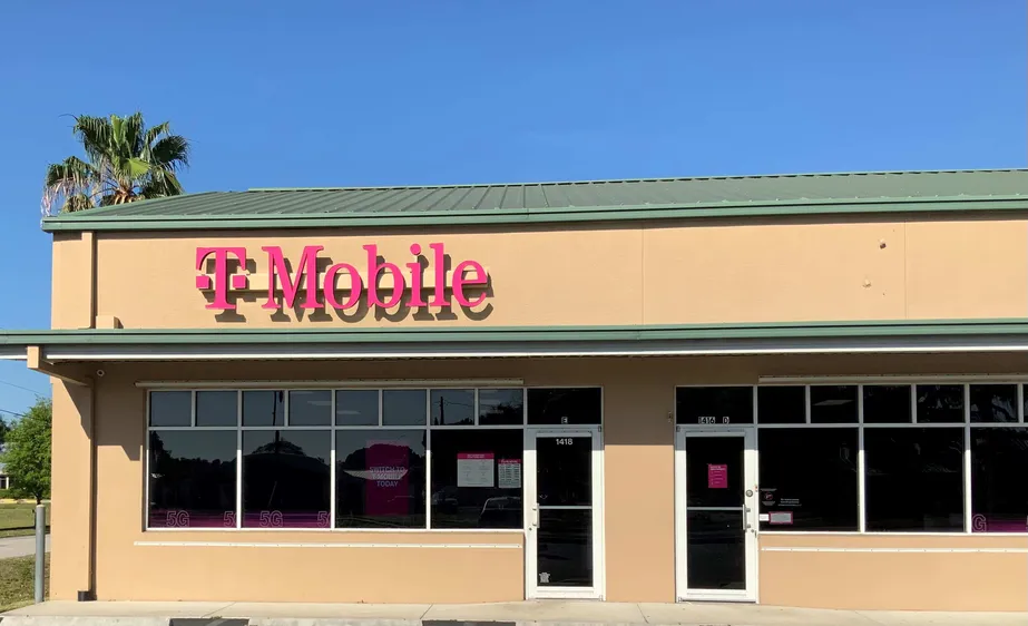Exterior photo of T-Mobile store at S Parrott Ave & Sw 15th St, Okeechobee, FL