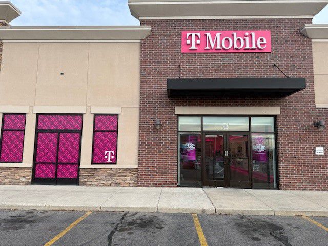  Exterior photo of T-Mobile Store at 5600 W & 3100 S, West Valley City, UT 