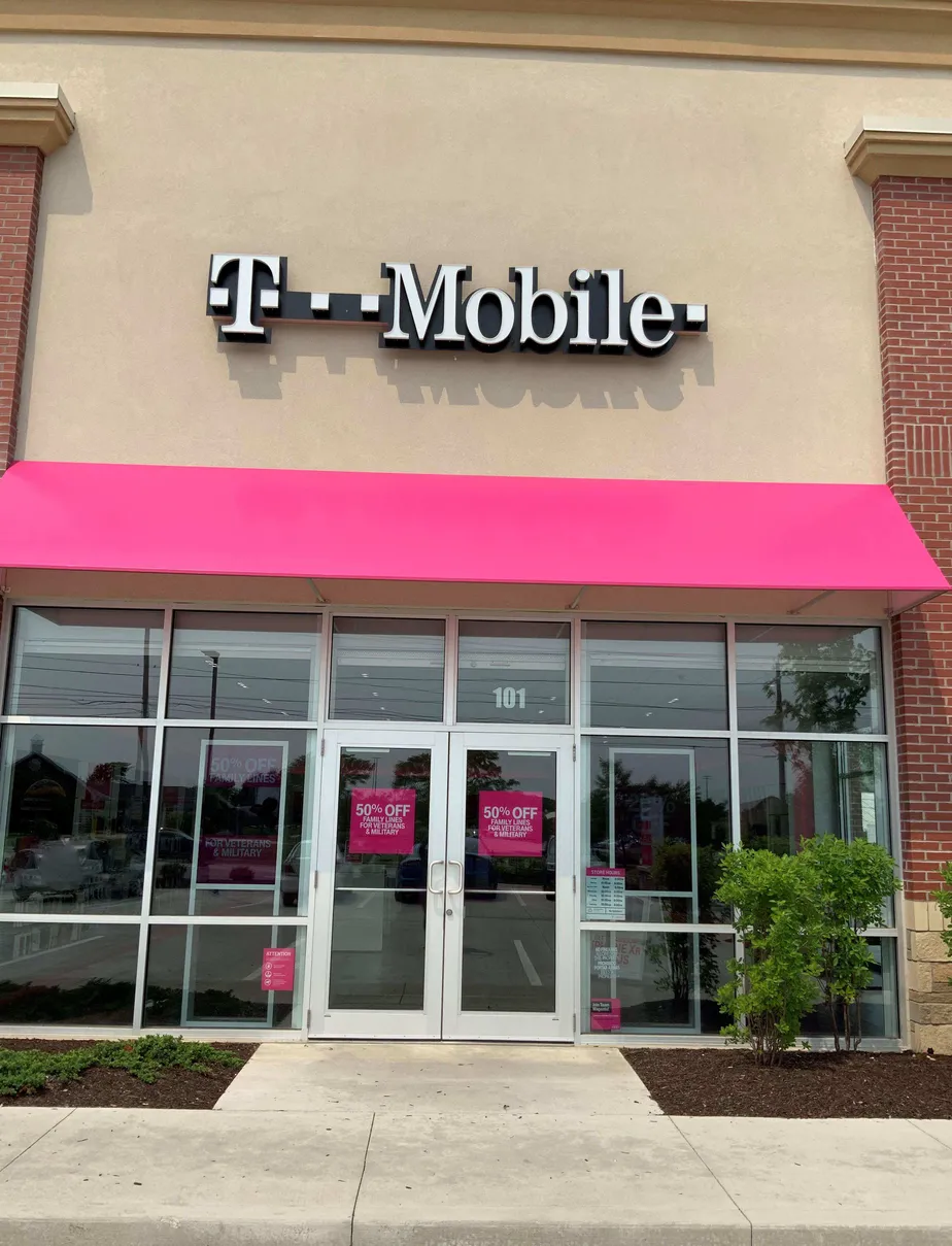Exterior photo of T-Mobile store at Pearl Rd & Hillview Way, Medina, OH