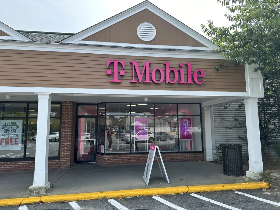 Foto del exterior de la tienda T-Mobile en Aquidneck Shopping Centre, Middletown, RI