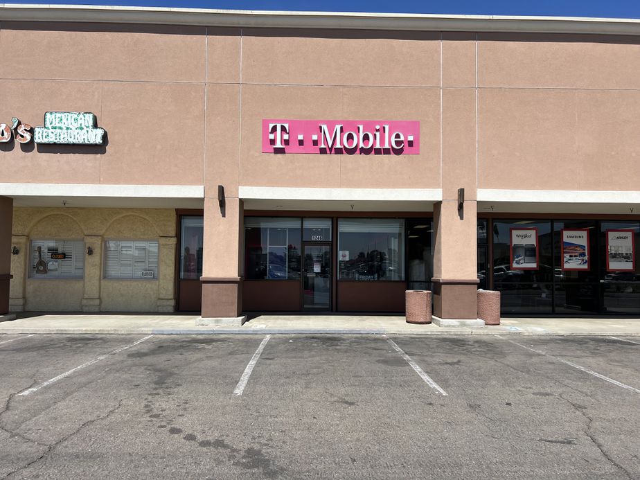 Exterior photo of T-Mobile Store at Lemoore & E Hanford Armona, Lemoore, CA