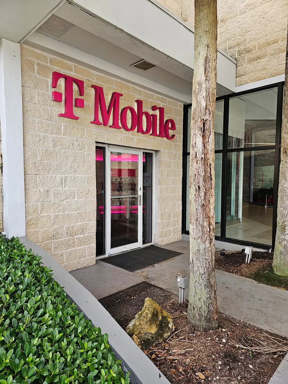 Foto del exterior de la tienda T-Mobile en Coral Square - West Entrance, Coral Springs, FL
