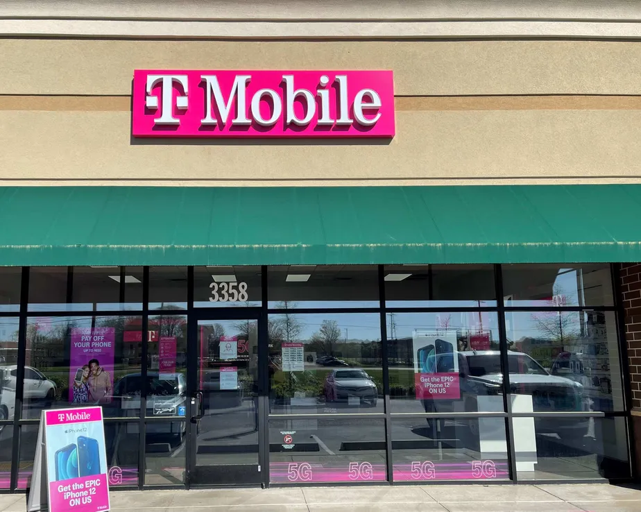 Exterior photo of T-Mobile store at N Gloster St & Mel Dr, Tupelo, MS