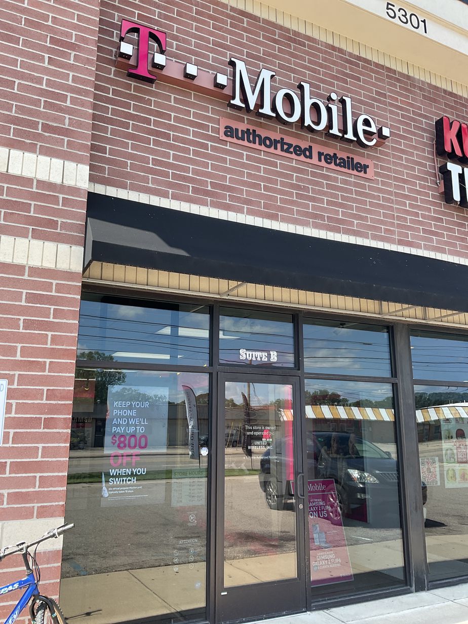 Exterior photo of T-Mobile Store at Division & 54th Street, Wyoming, MI