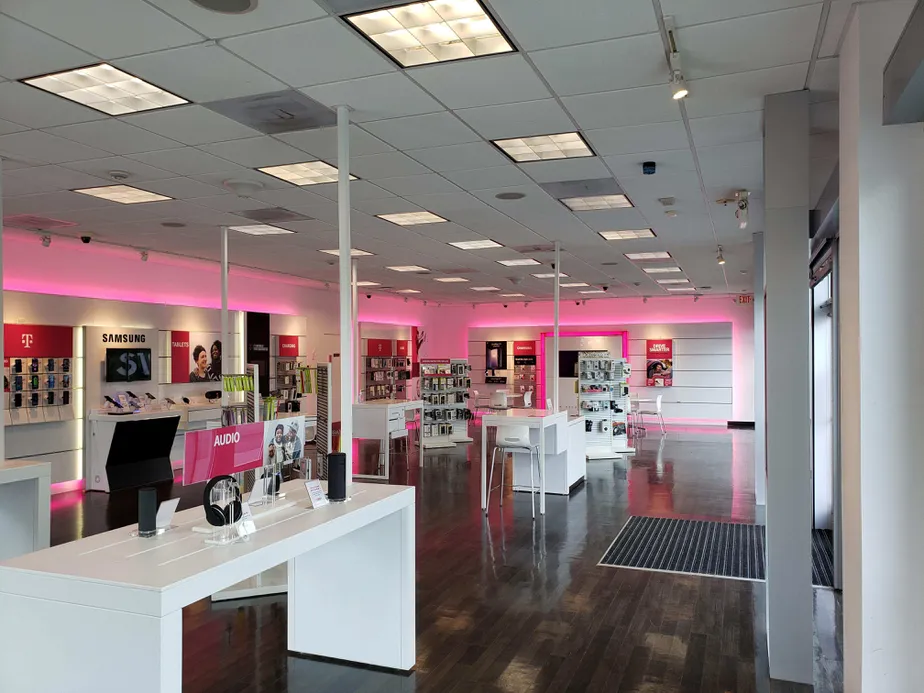 Foto del interior de la tienda T-Mobile en Reynolda Road, Winston Salem, NC