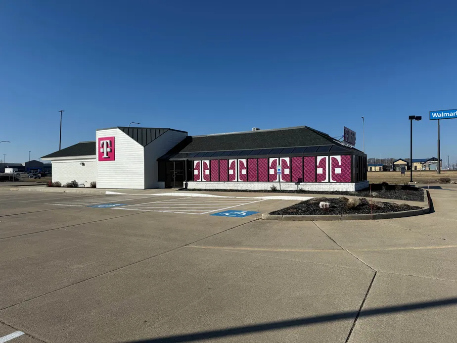  Exterior photo of T-Mobile Store at Woodlawn Rd & Malerich Dr, Lincoln, IL 