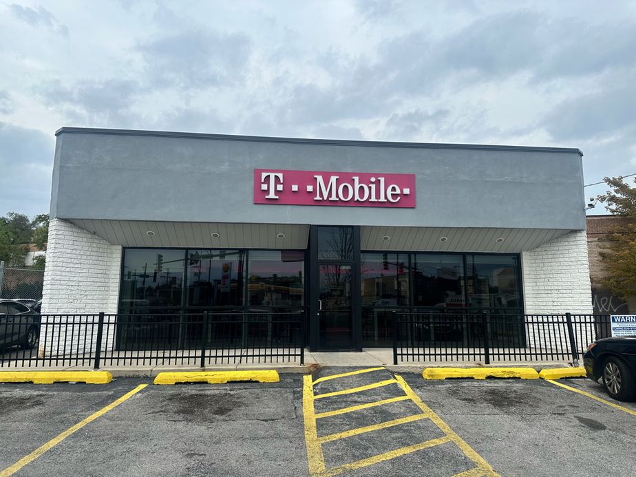 Exterior photo of T-Mobile Store at West Fullerton & West Pulaski, Chicago, IL