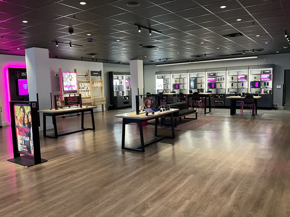Foto del interior de la tienda T-Mobile en Shaw's Plaza, Raynham, MA