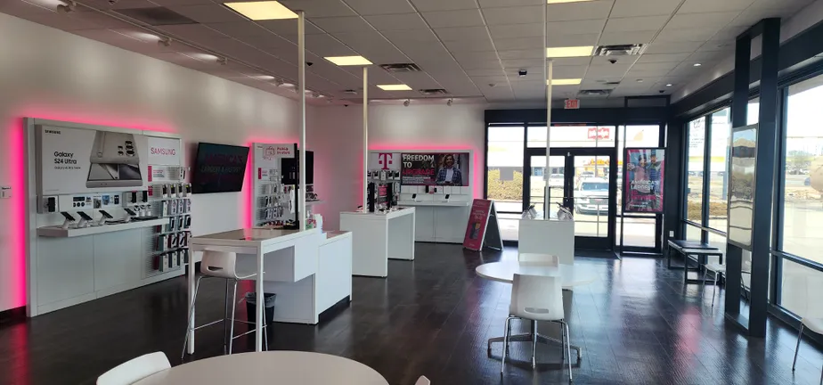 Foto del interior de la tienda T-Mobile en Hwy 491 & Metro, Gallup, NM