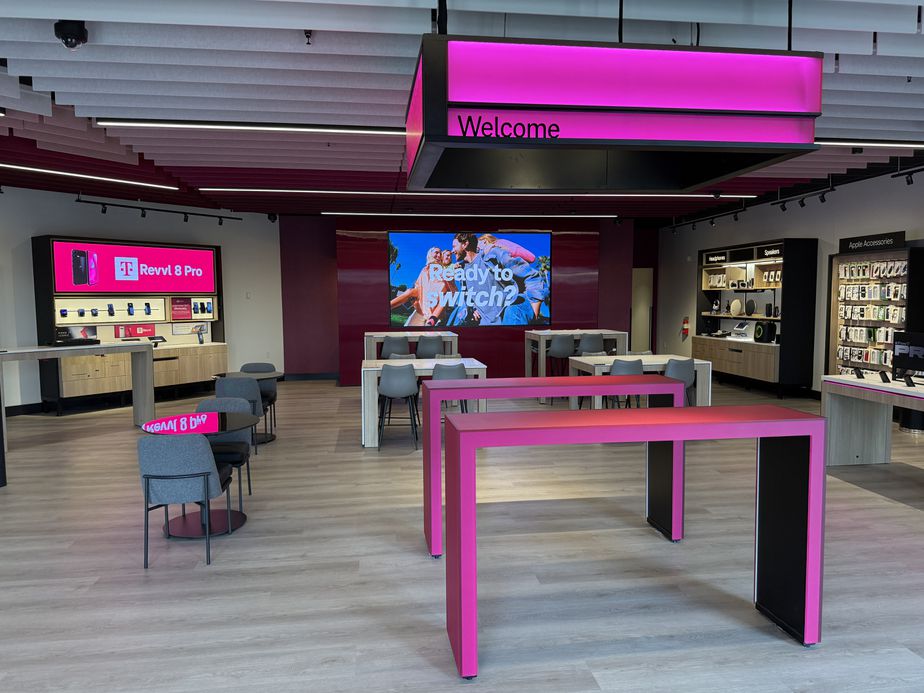  Interior photo of T-Mobile Store at County Rd 42 & Burnhaven Dr, Burnsville, MN 
