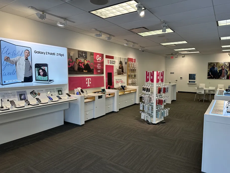 Foto del interior de la tienda T-Mobile en Conroe Marketplace, Conroe, TX